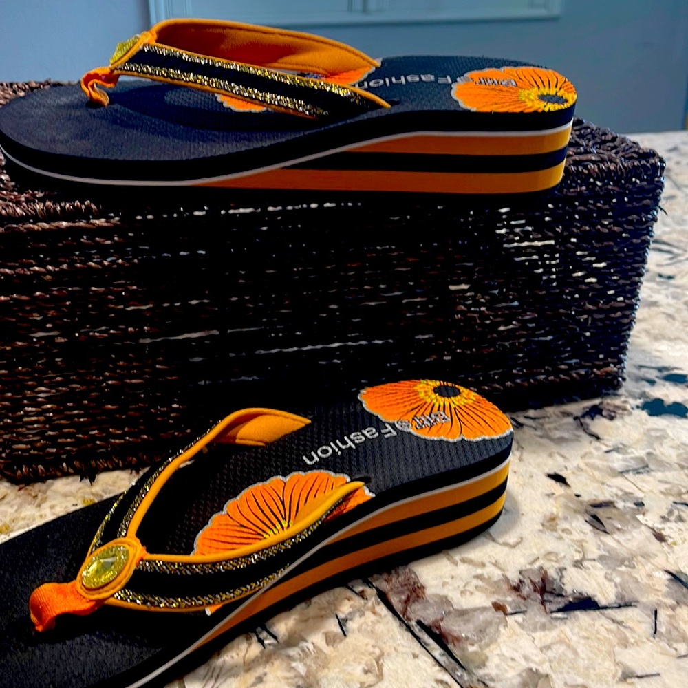 Ladies size 6 black n orange shimmer flip sandals 1 1/2 in wedge new never used